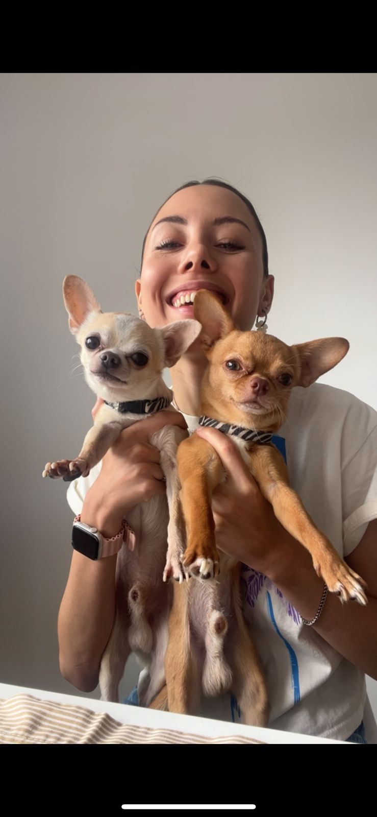 Belen sonriendo con Romeo y Lorenzo en brazos, los dos chihuahuas tranquilos mirando a cámara